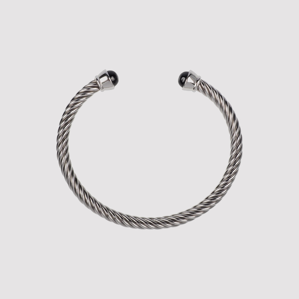TESSA – Gedrehter Armreif aus Stahl mit Schwarzachat, BETTENCOURT Schmuck – Ansicht 4, die beiden Schwarzachat-Cabochons